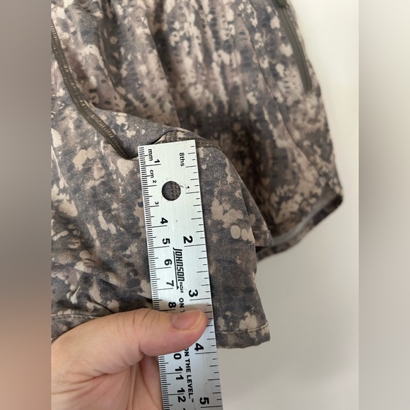 Lululemon 4” Tracker Shorts Gritstone white opal Size 12 - Picture 4 of 8